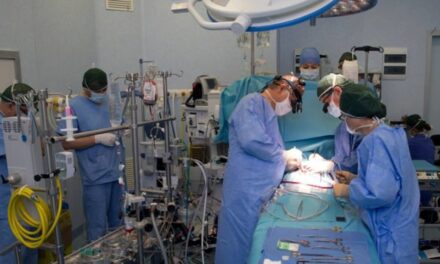 Premieră națională: Medicii de la Spitalul de Boli Cardiovasculare Angiomedica au făcut prima operație de bypass vascular pentru arterita Takayasu folosind un procedeu chirurgical original