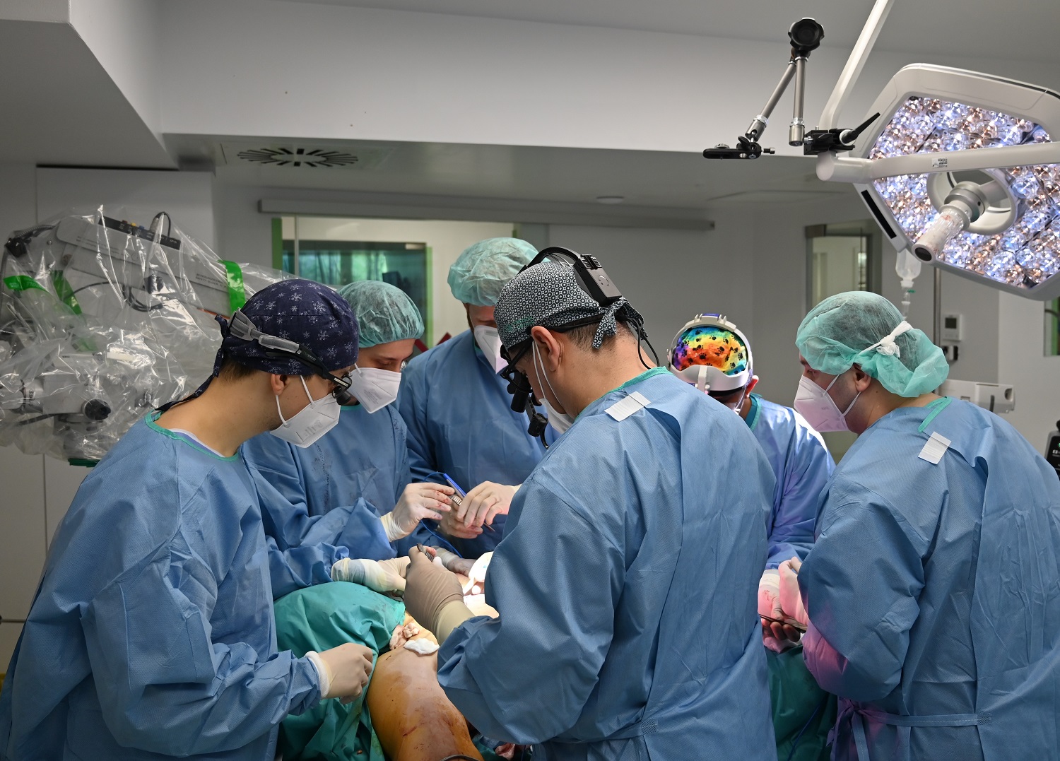 Operație în premieră în România: O pacientă de 53 de ani a primit șansa la o viață normală după un transfer dublu de ganglioni vascularizați