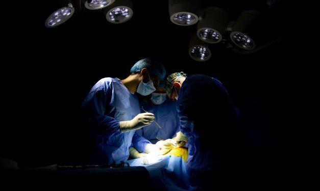 Tumoră sacrată, operată în echipă medicală multidisciplinară la Spitalul Militar Central