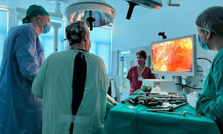 Premieră medicală la Spitalul “Prof.Dr.Eduard Apetrei” Buhuși: Nefrectomie radicală prin abord laparoscopic